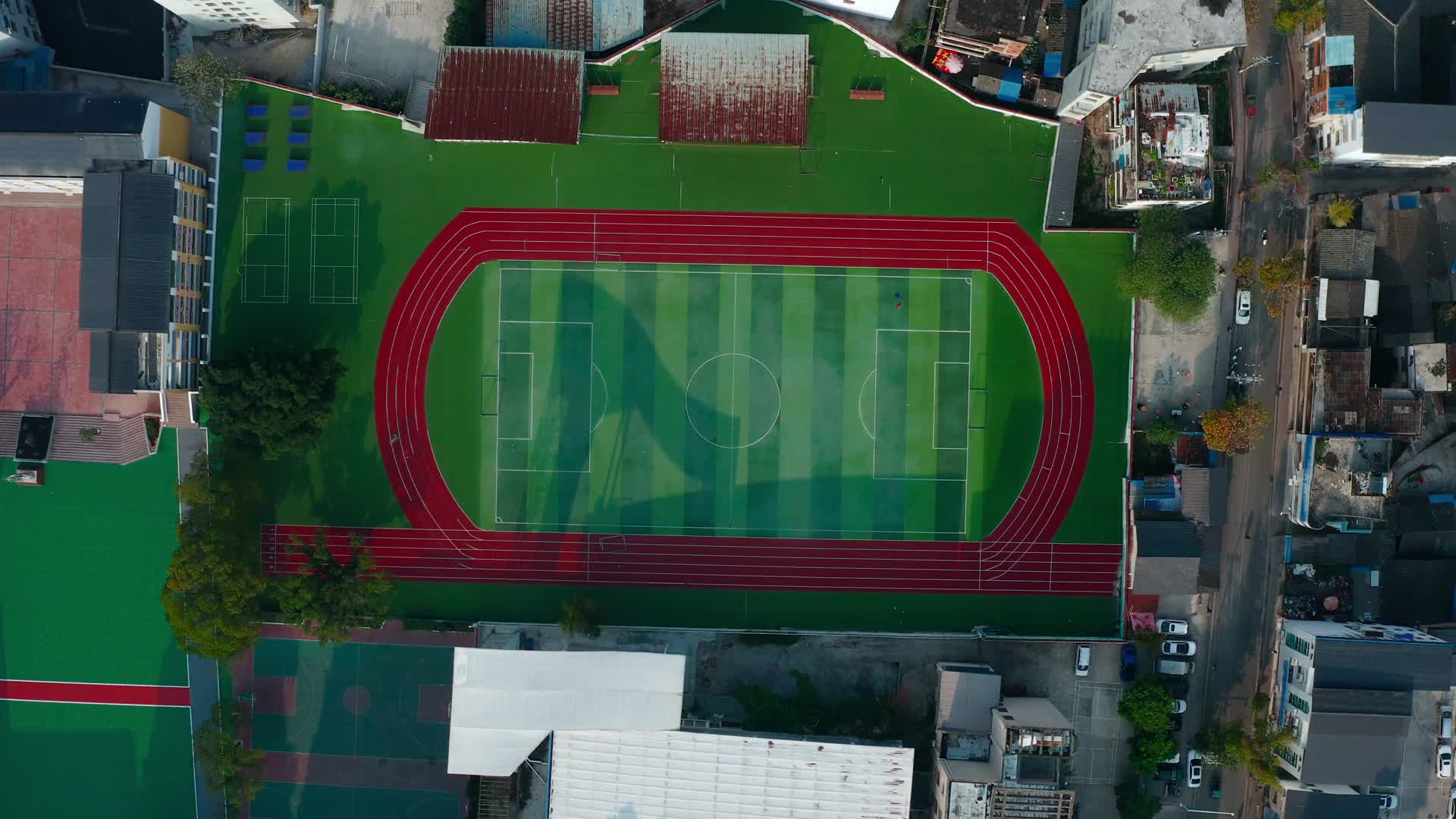 俯拍城市中的足球场视频的预览图