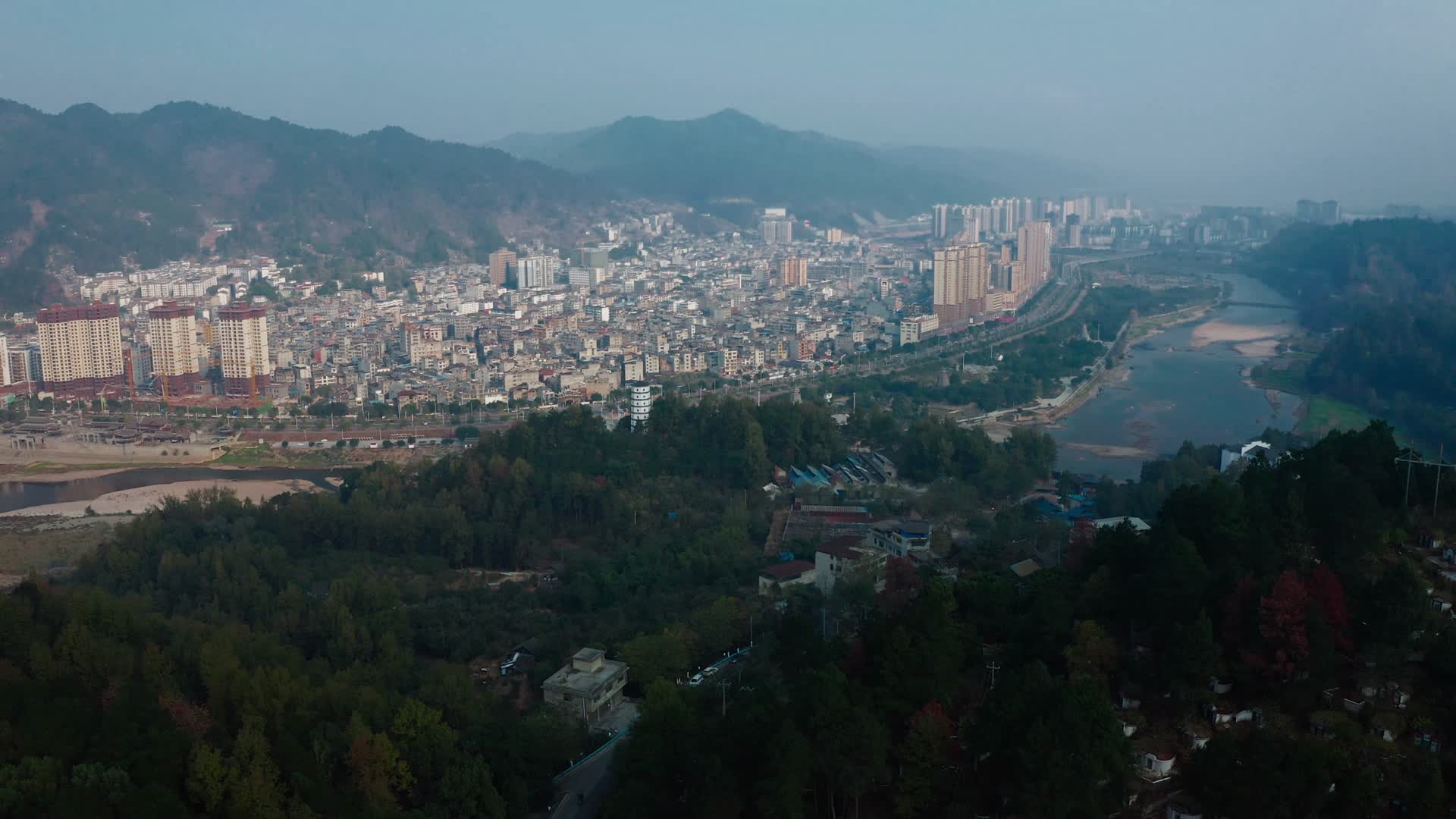 贵州三面环山的县城视频的预览图
