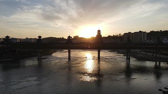 城市航拍侗族风雨桥日落晚霞视频的预览图