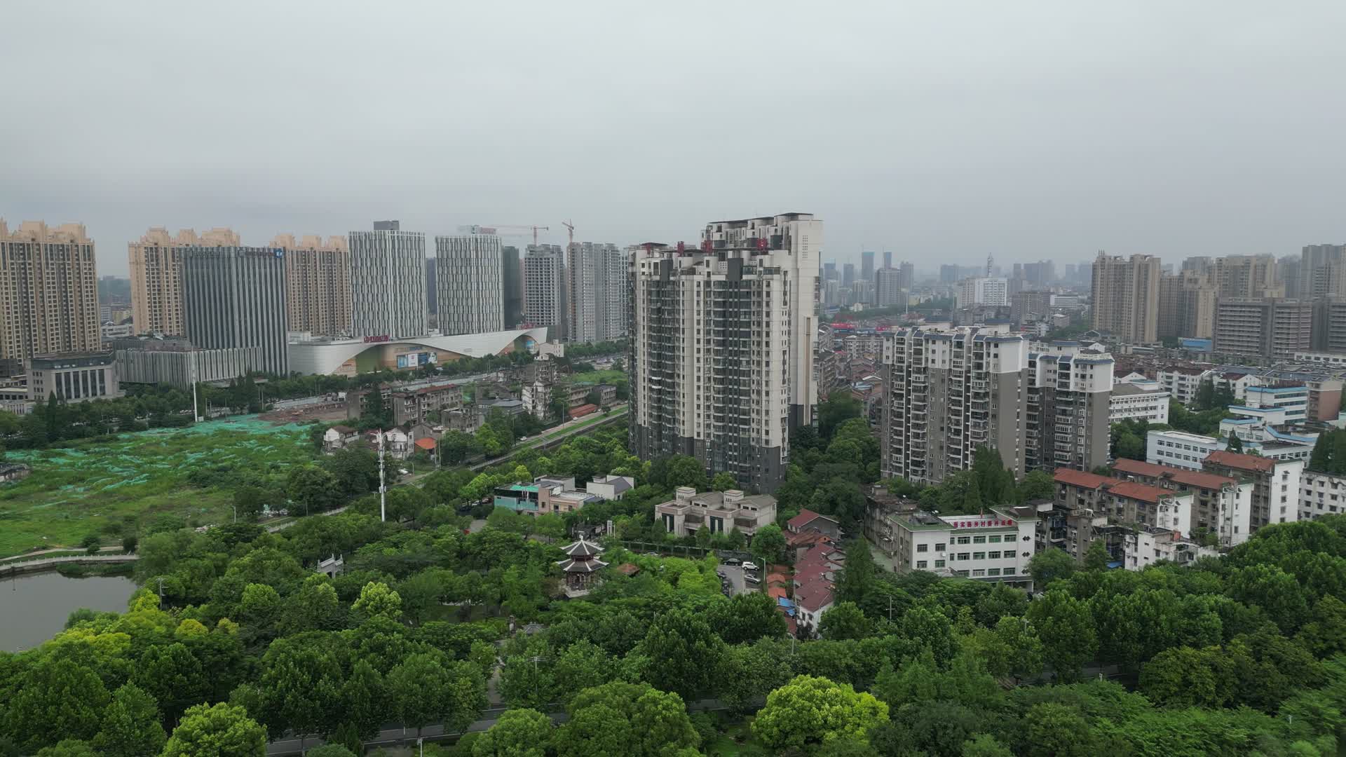 城市航拍湖北荆州九龙渊公园视频的预览图