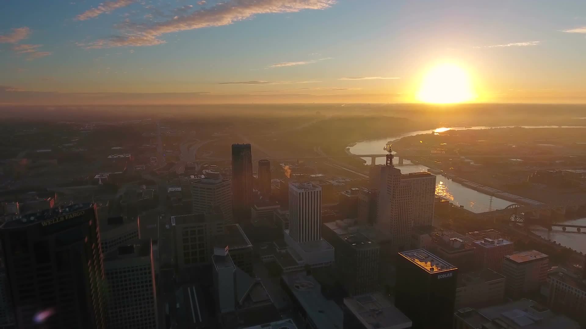 清晨太阳光线城市天际线城市全景视频视频的预览图