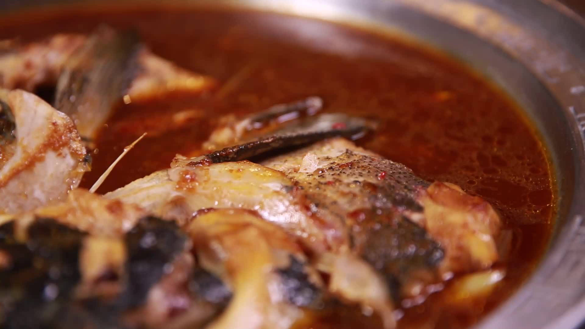 后厨大锅炖鱼头泡饼视频的预览图