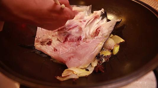 后厨大锅炖鱼头泡饼视频的预览图