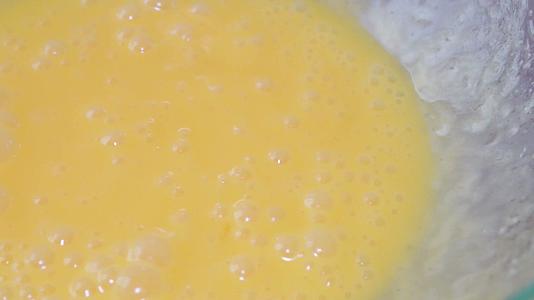 黄油筛入面粉糖粉烘焙西点制作视频的预览图