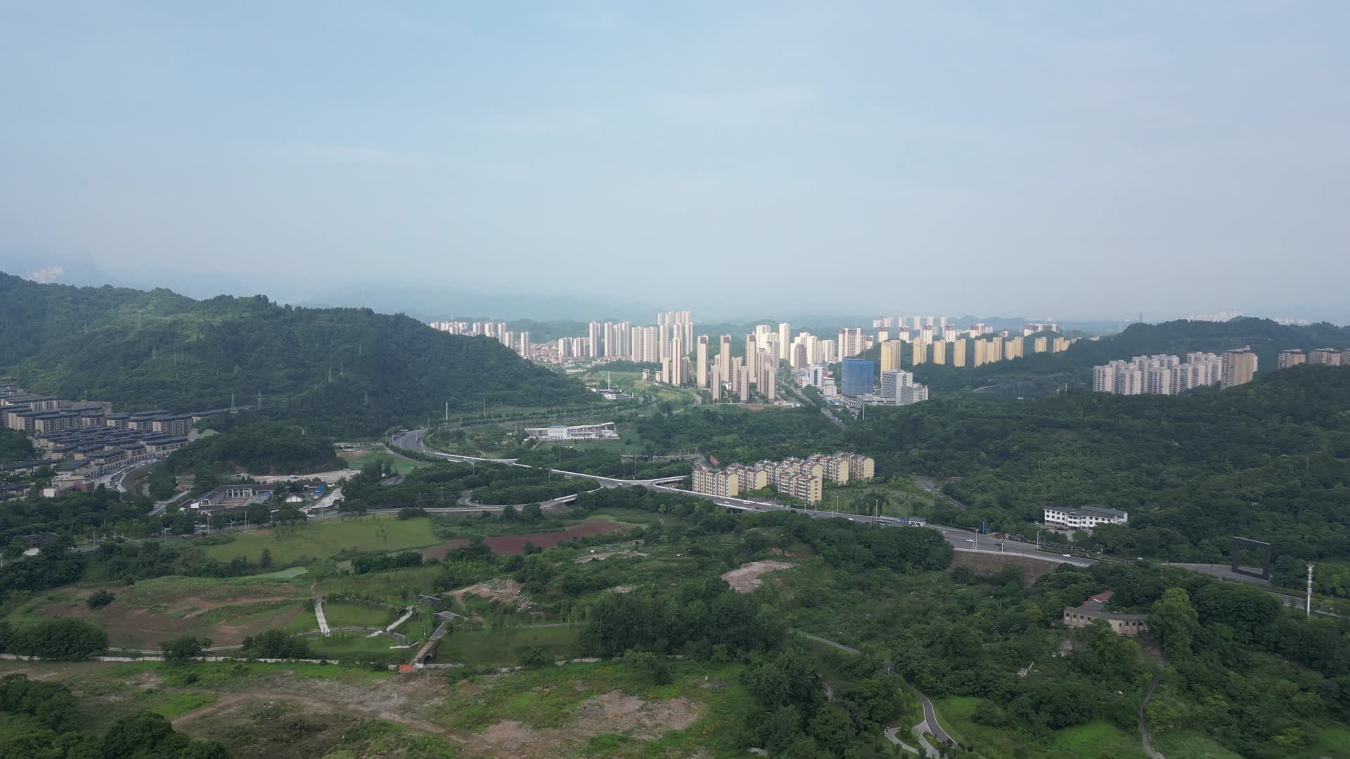 城市航拍湖北宜昌磨基山森林公园视频的预览图