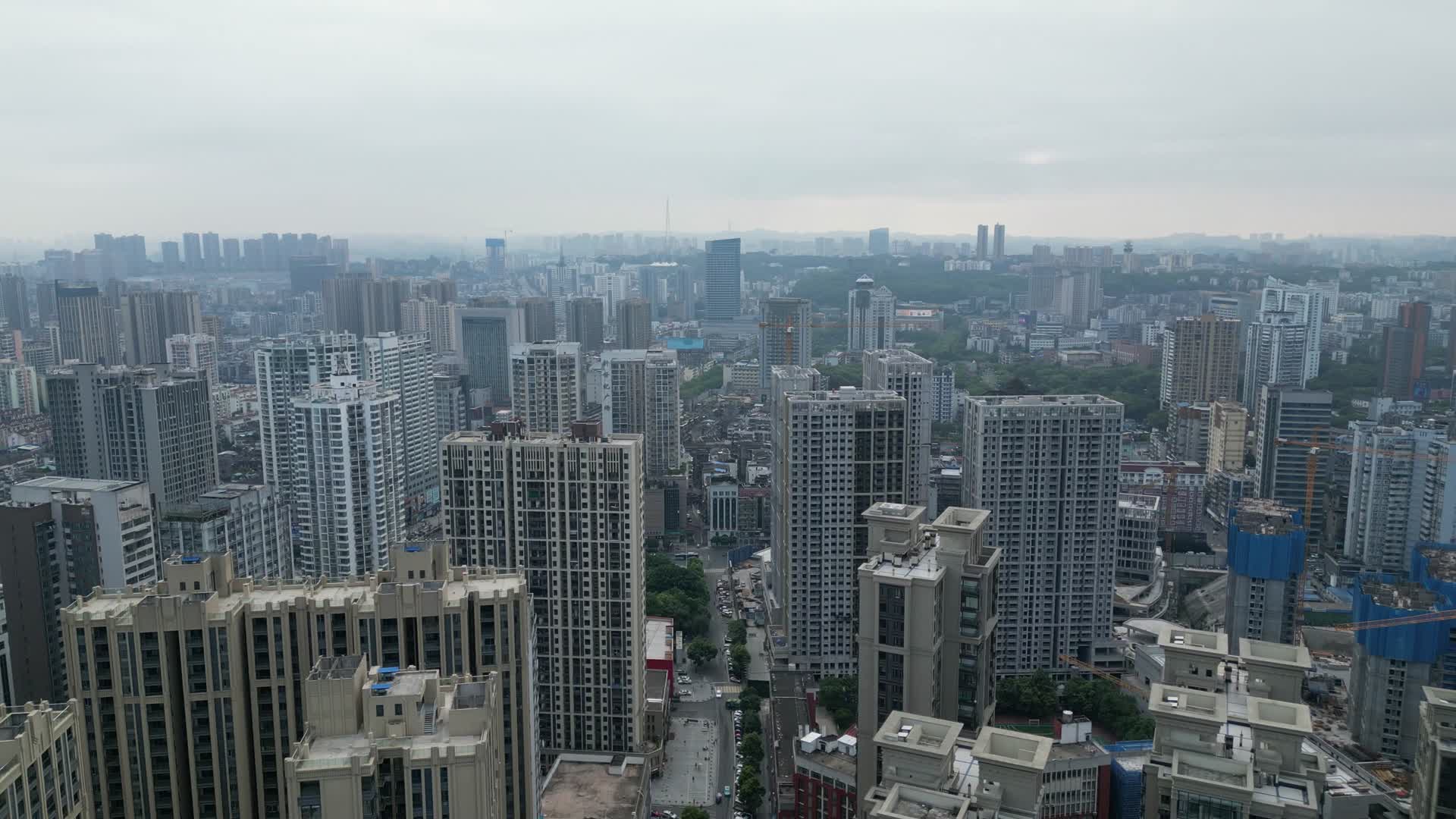 航拍湖北宜昌城市交通高楼建筑视频的预览图