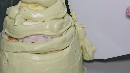 挤奶油裱花袋制作蛋糕西点甜品视频的预览图