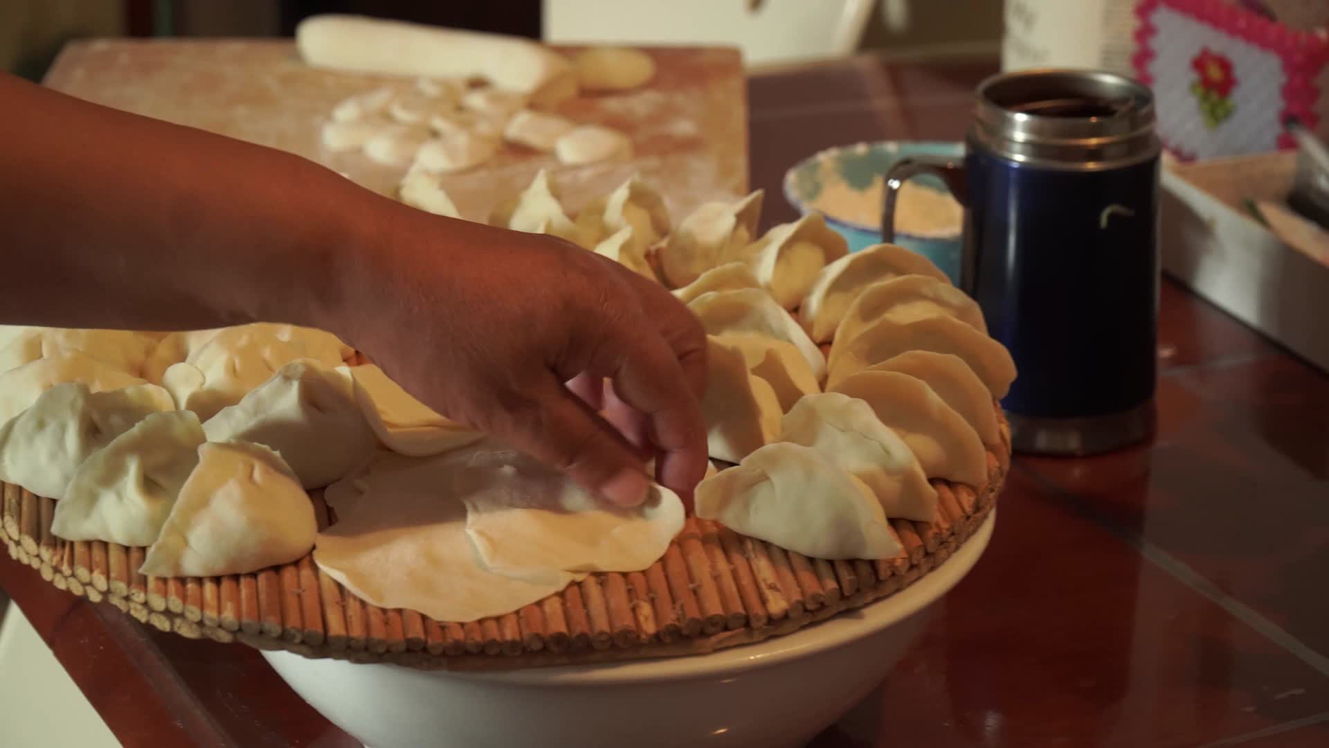 饺子馅料包饺子视频的预览图