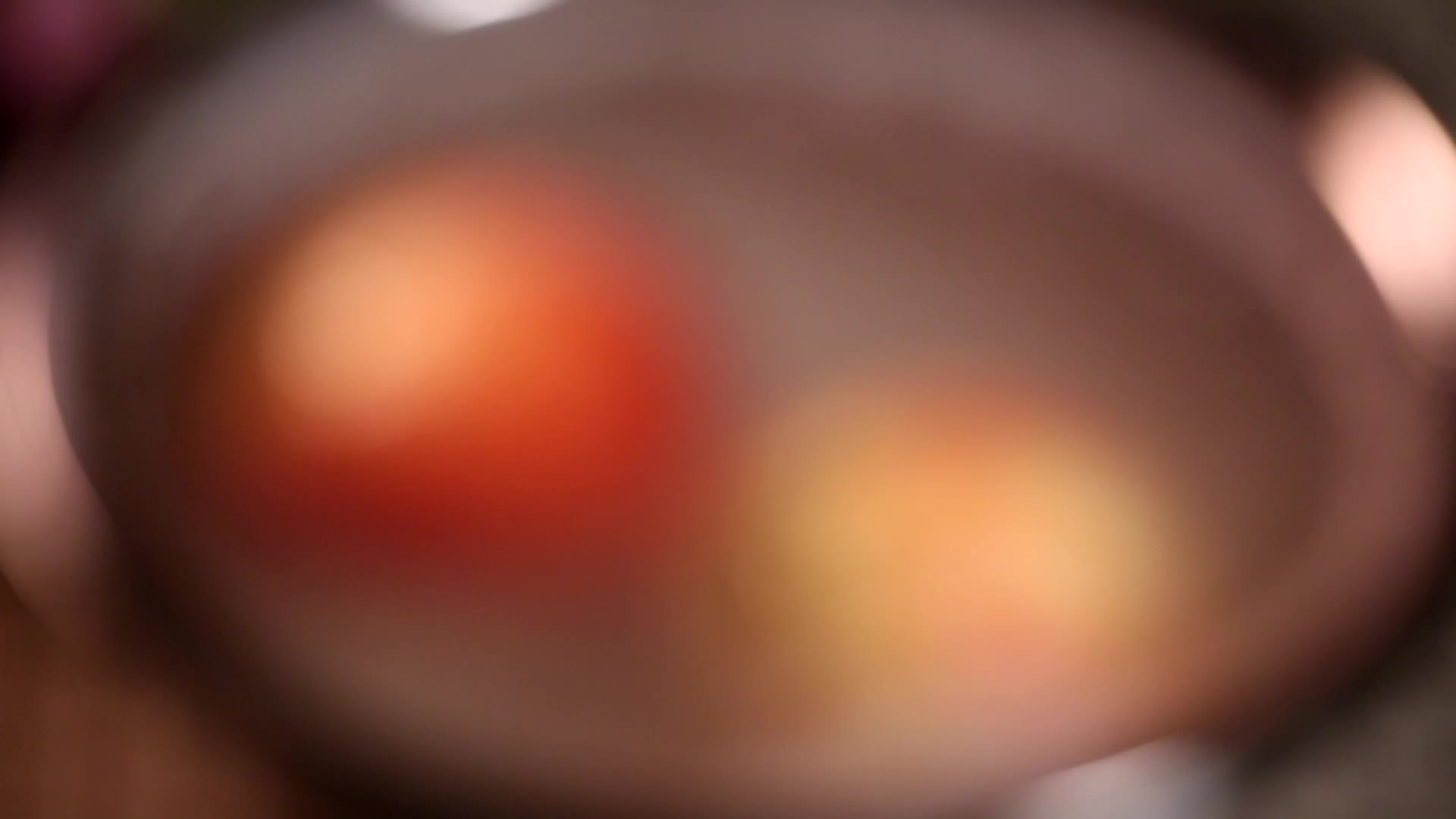近景特写洗桃子刷洗水蜜桃脆桃桃毛视频的预览图