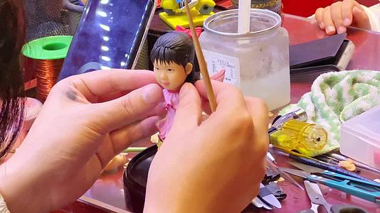 景泰蓝民族手工艺品泥塑人偶捏面人艺术品摆件视频的预览图