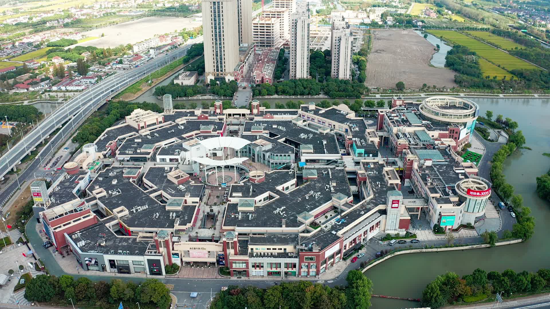 上海青浦的奥特莱斯广场视频的预览图