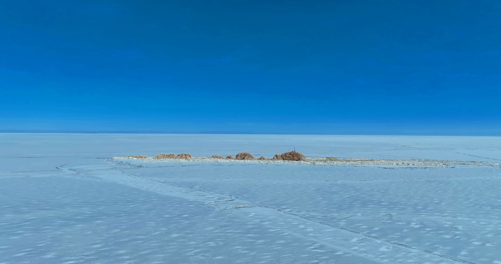 冬季航拍青海湖三块石大疆御3视频的预览图