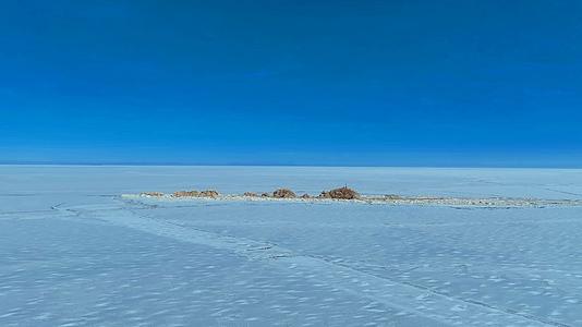 冬季航拍青海湖三块石大疆御3视频的预览图
