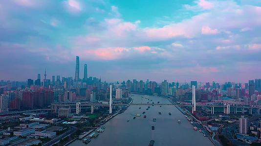 夕阳下的跨江大桥视频的预览图