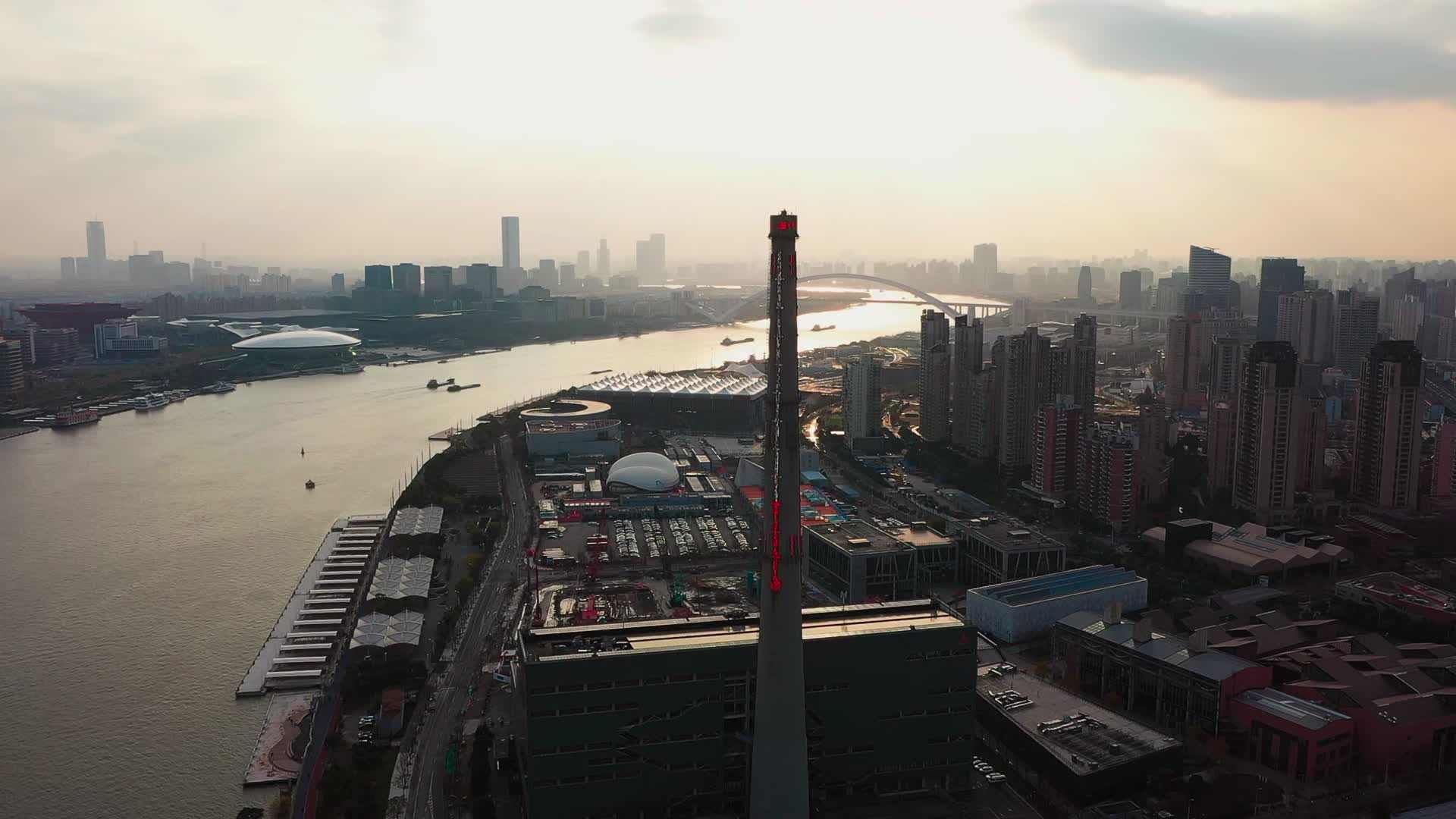 黄浦江边高耸的烟囱视频的预览图