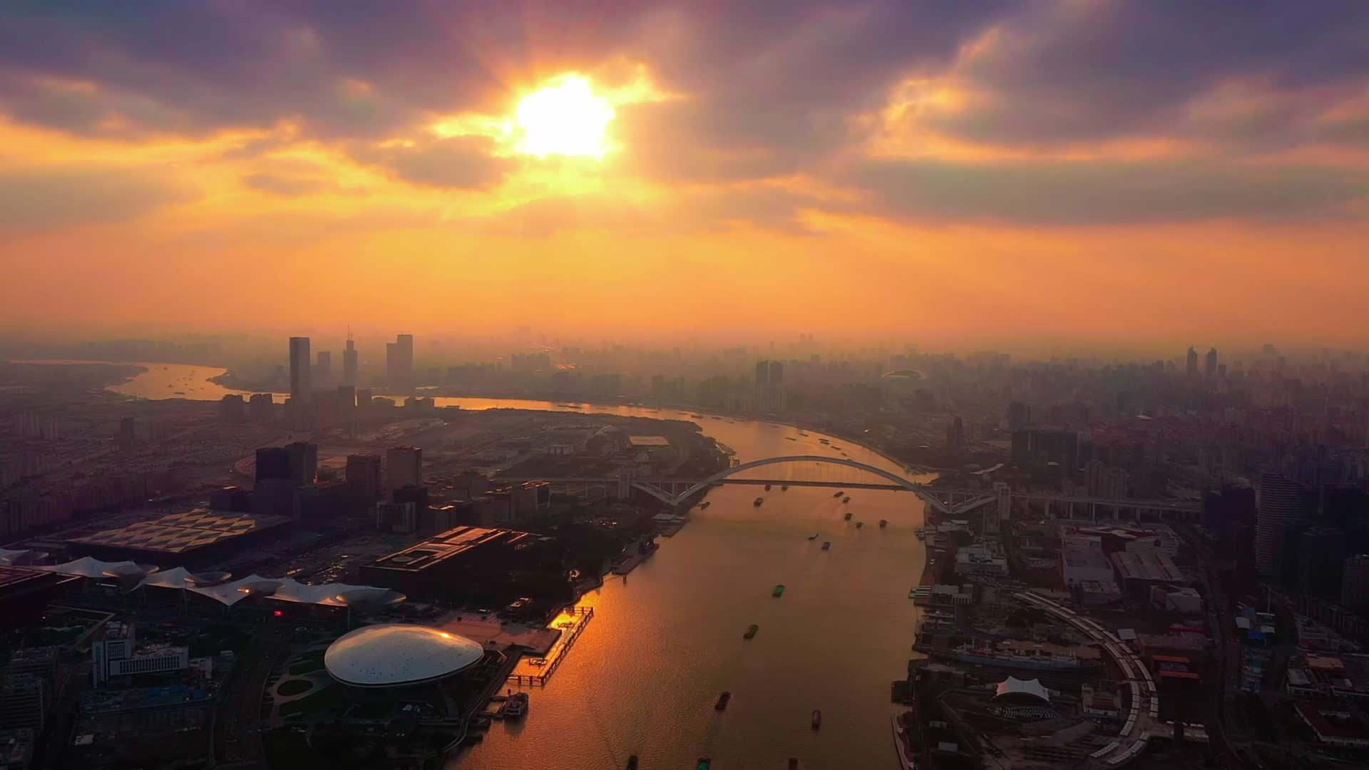 夕阳照耀下的黄浦江视频的预览图