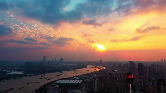 夕阳照耀下的黄浦江视频的预览图
