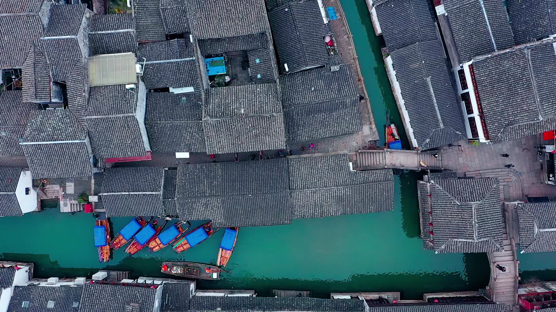 航拍古镇的水道视频的预览图