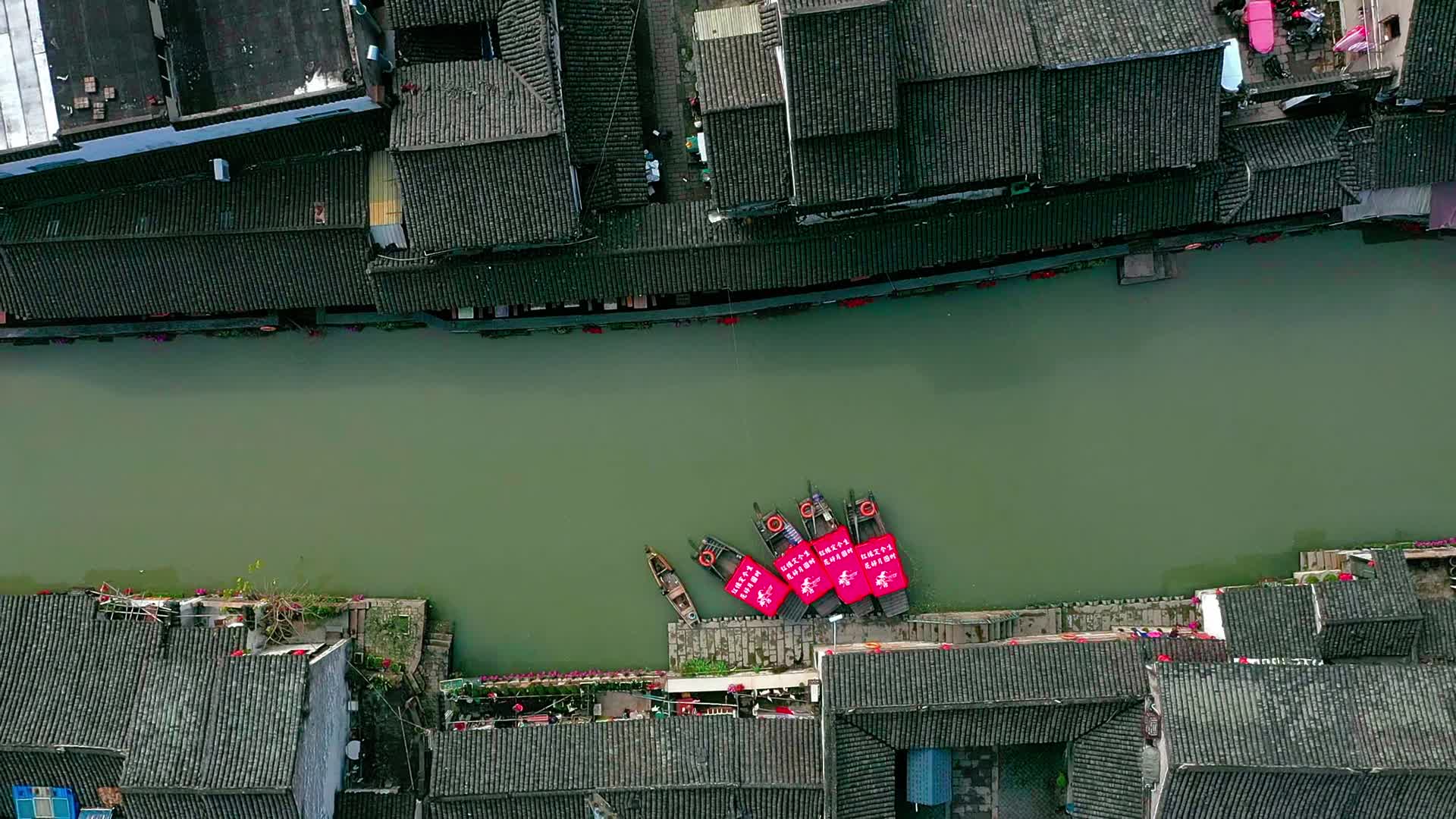 河道上的乌篷船视频的预览图