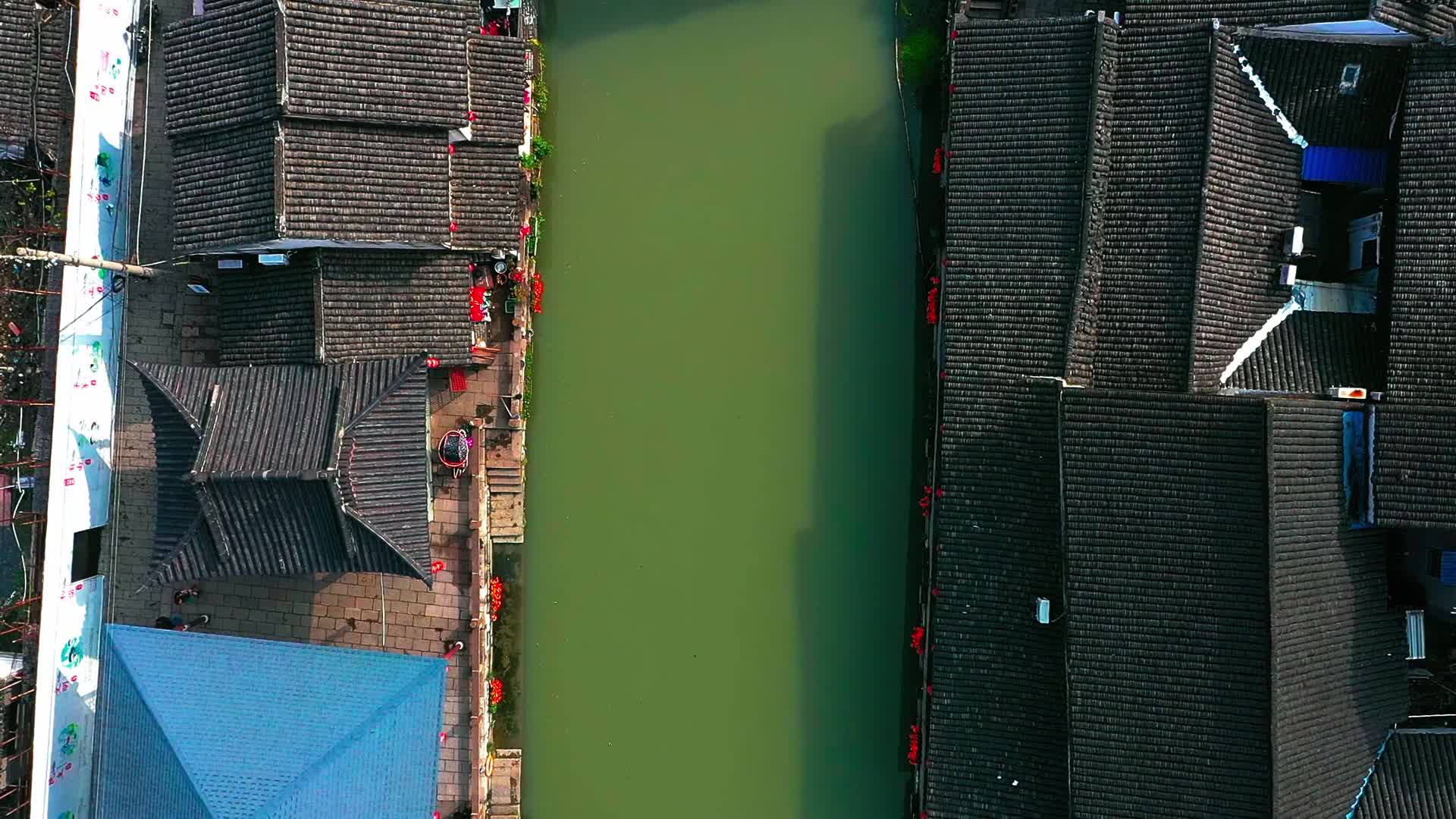 俯拍古镇的河道视频的预览图