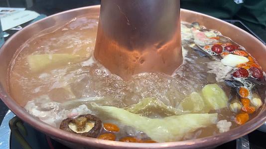 老北京铜锅涮肉涮羊肉清汤涮锅视频的预览图