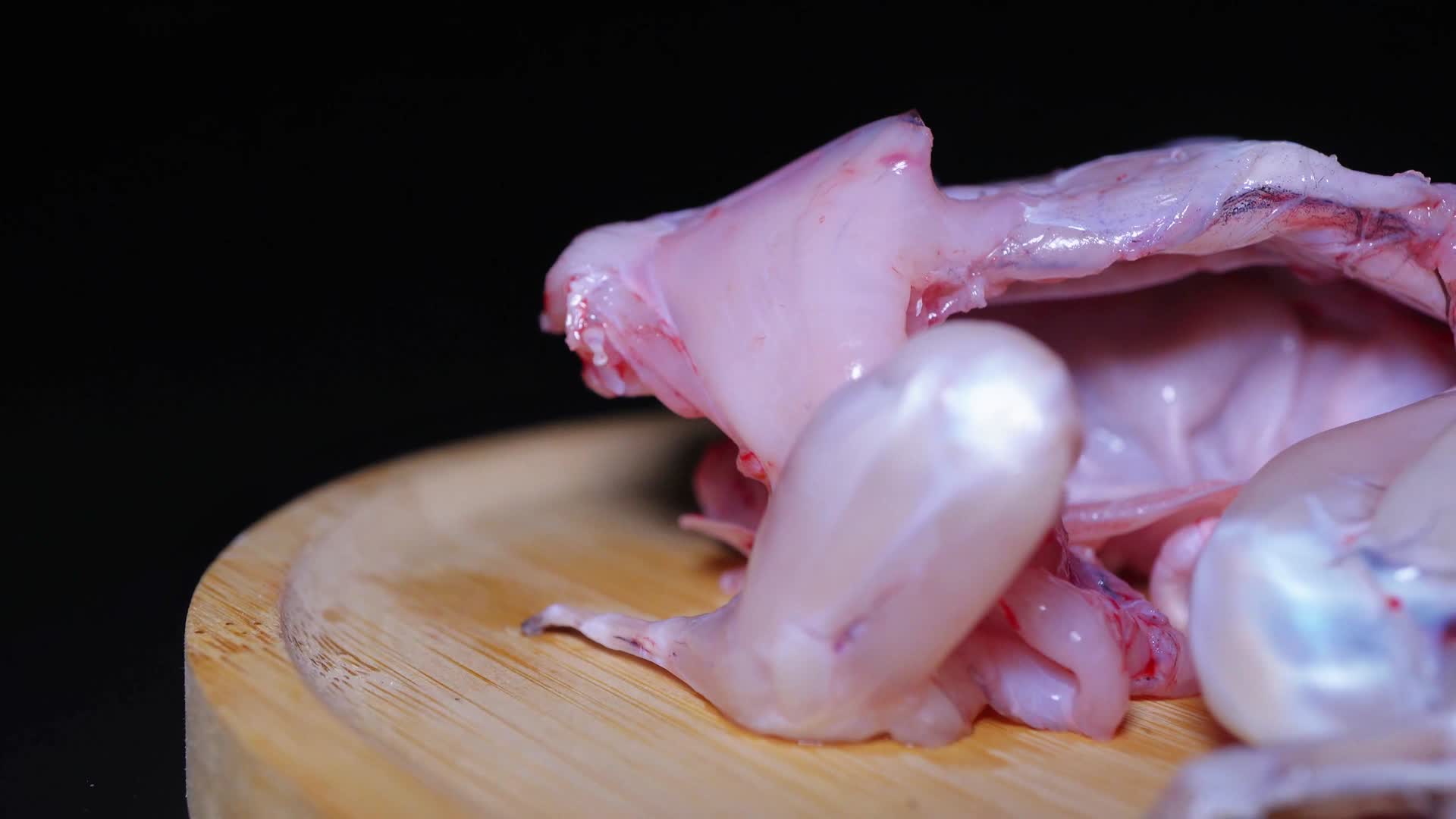 流行食材牛蛙大排档视频的预览图