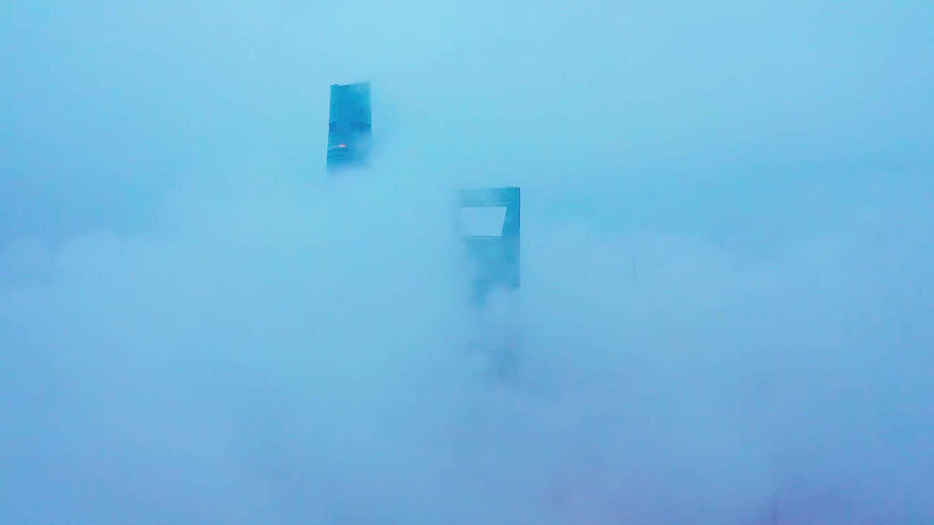 穿过云层的高楼大厦视频的预览图