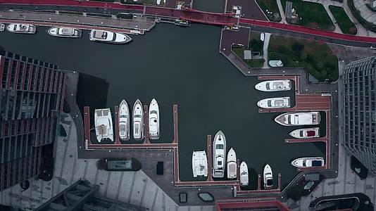 俯拍上海陆家嘴游艇码头视频的预览图