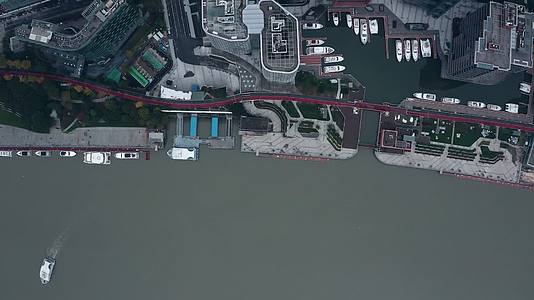 俯拍上海陆家嘴游艇码头视频的预览图