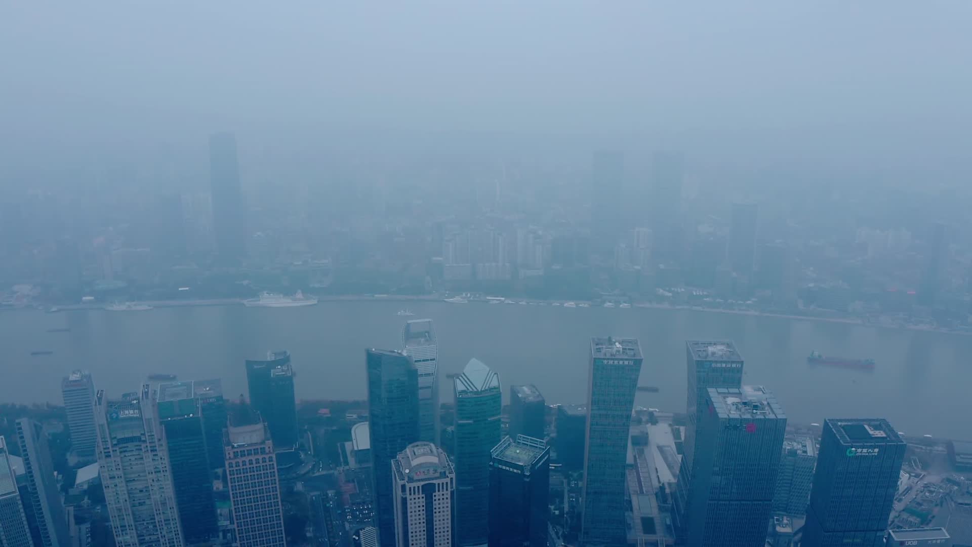 阴雨弥漫的黄浦江视频的预览图