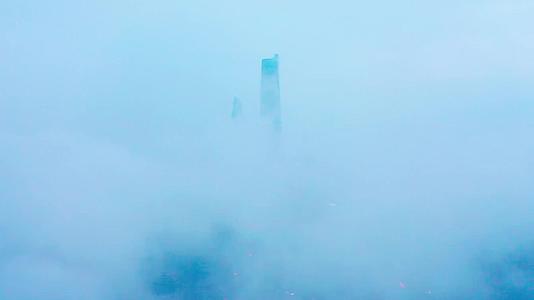 云雾缭绕的摩天大楼视频的预览图