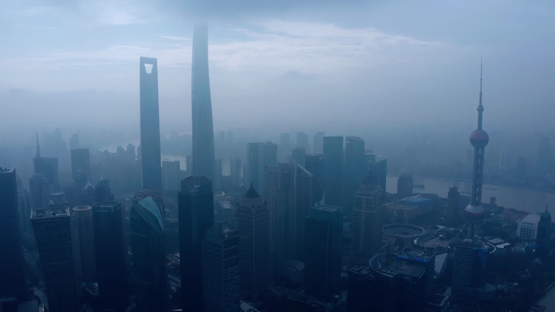 云雾缭绕的摩天大楼视频的预览图