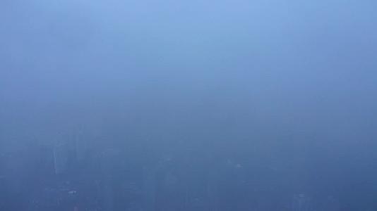 云雾缭绕的陆家嘴视频的预览图