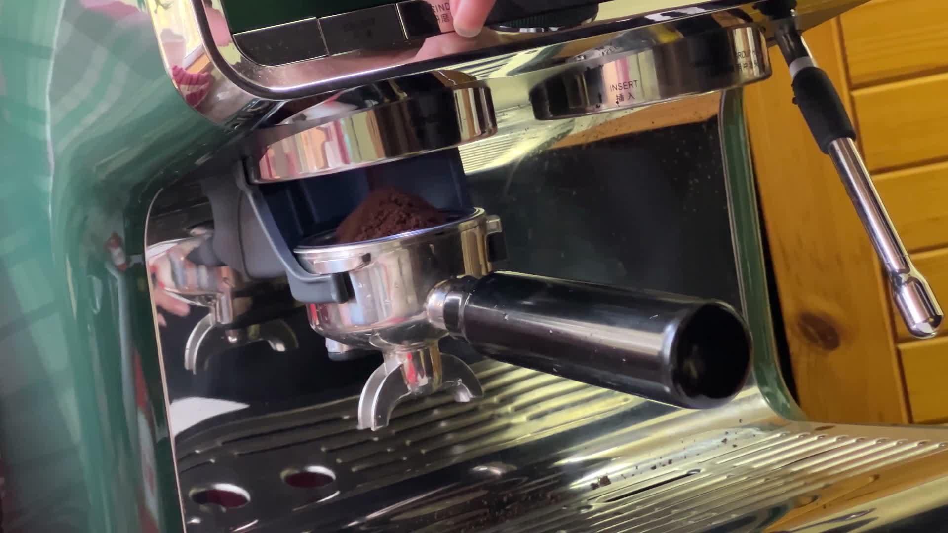 磨咖啡豆煮咖啡咖啡机视频的预览图