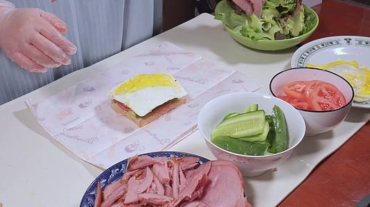 面包片加蔬菜制作健康三明治轻食视频的预览图