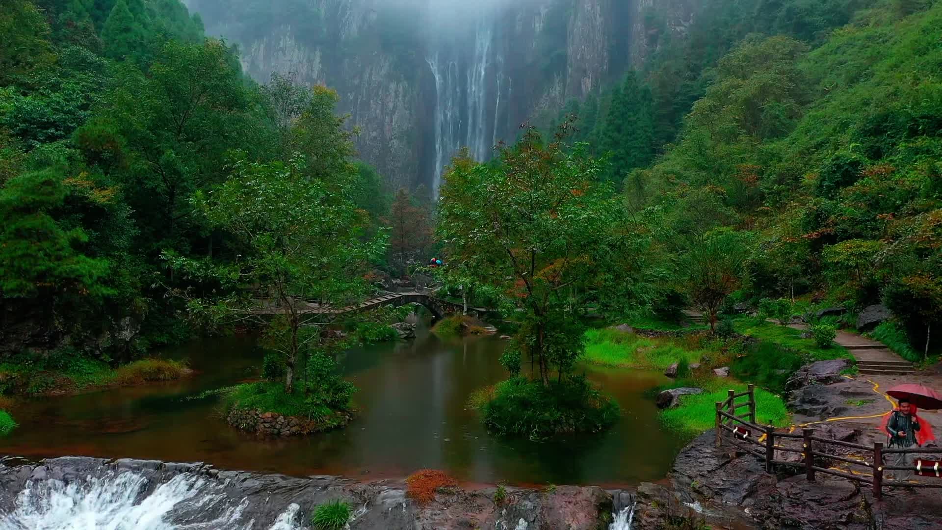 云雾缭绕的瀑布视频的预览图