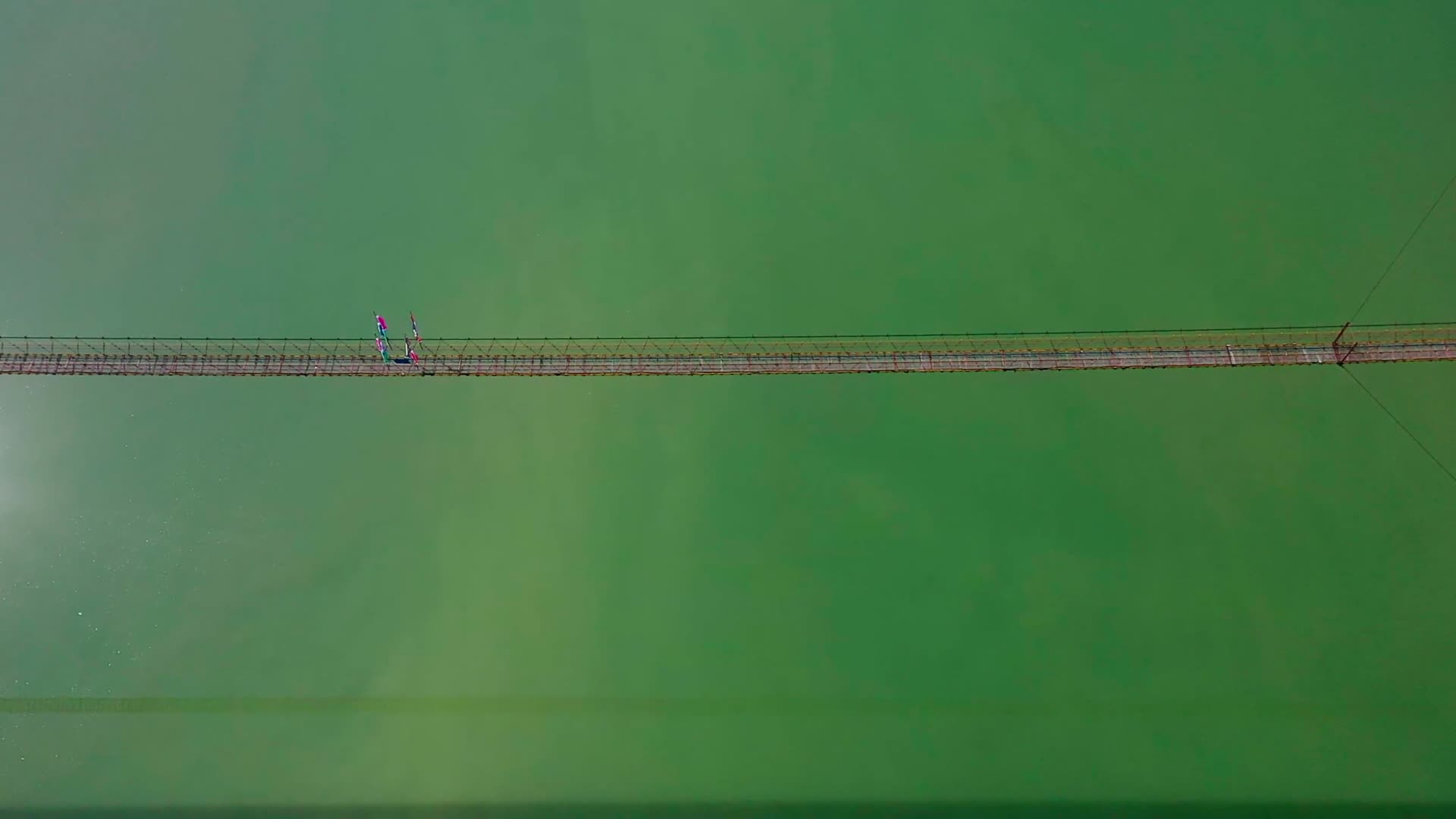 航拍高空中的铁索桥视频的预览图