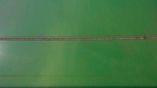 航拍高空中的铁索桥视频的预览图