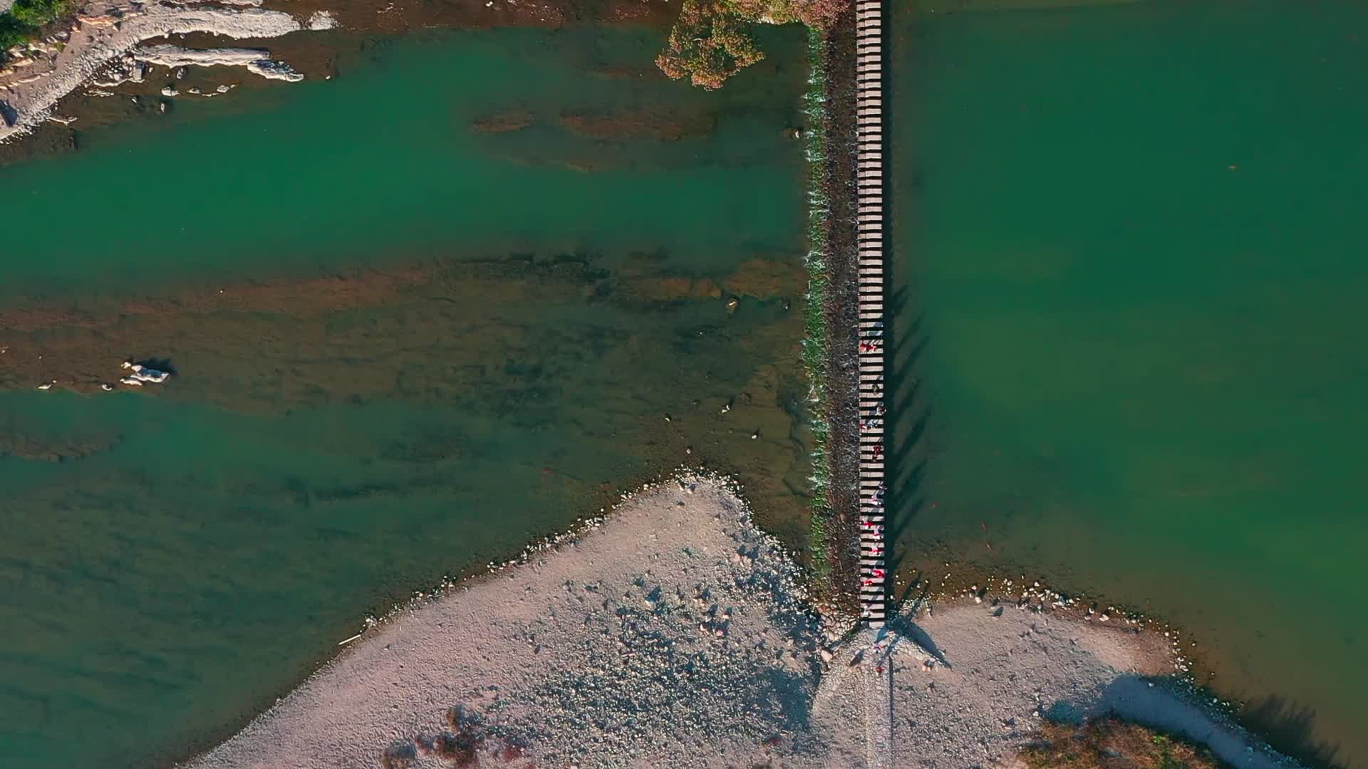 溪流上的石桥视频的预览图