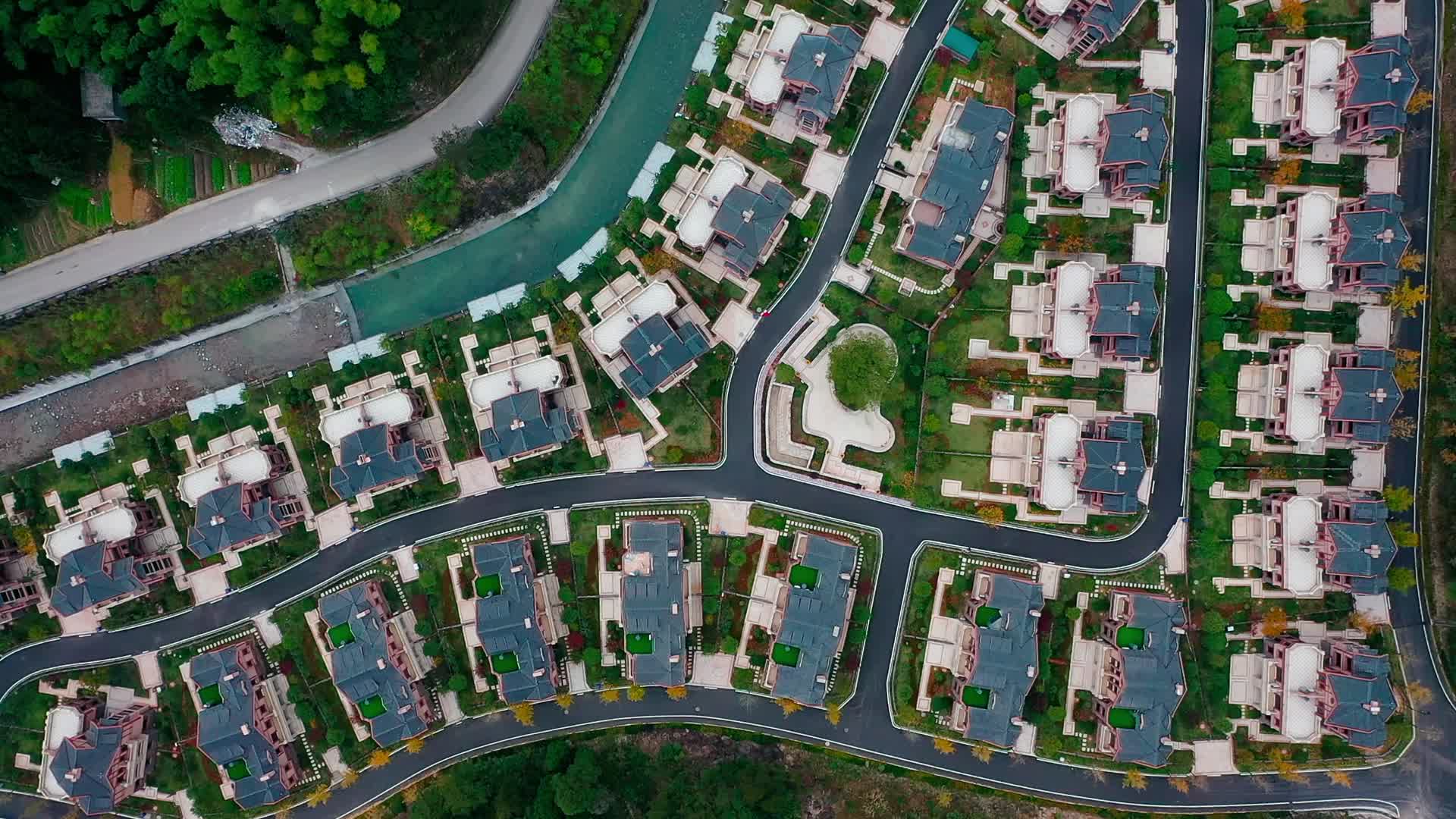 航拍峡谷中的小镇视频的预览图