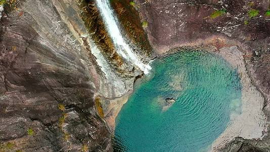 俯拍瀑布湖泊视频的预览图