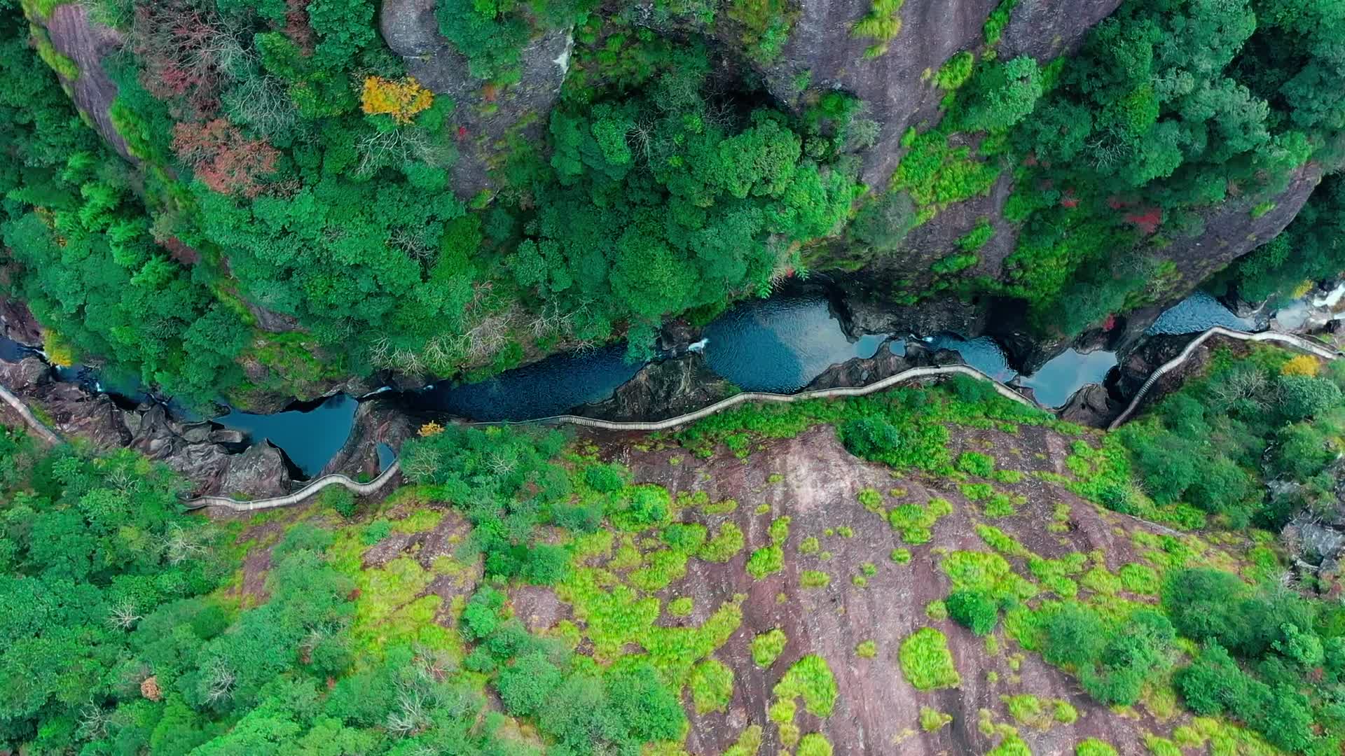 航拍山谷中的河流视频的预览图