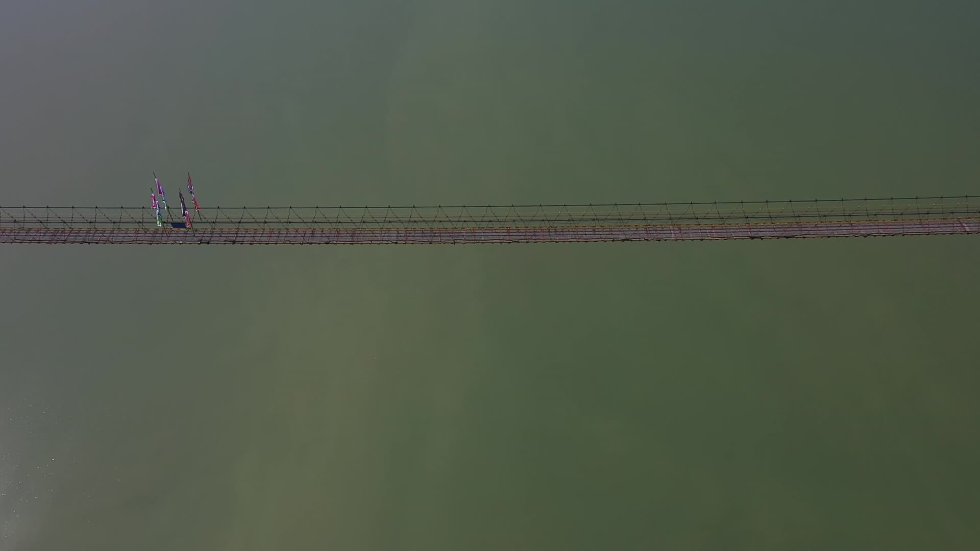 横跨湖泊的铁索桥视频的预览图