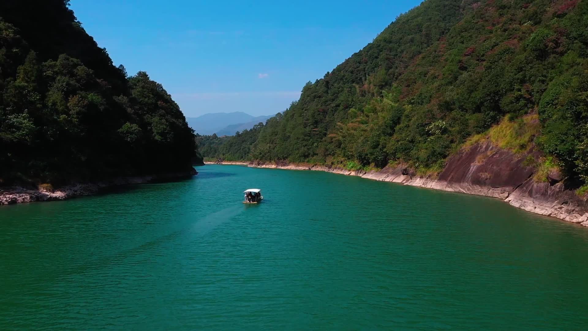 群山环绕的飞云湖视频的预览图