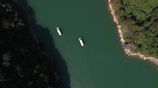 湖上的白色游船视频的预览图