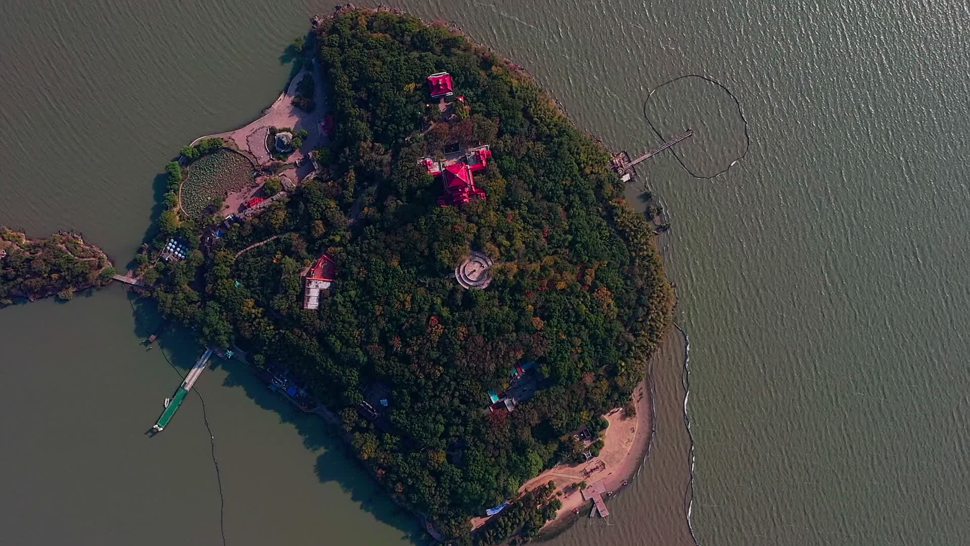 航拍太湖上的岛屿视频的预览图