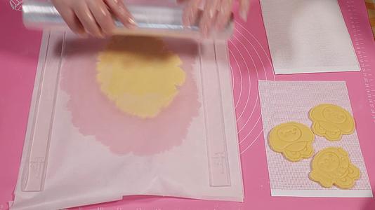 平衡池擀面油纸擀饼干坯烤饼干视频的预览图