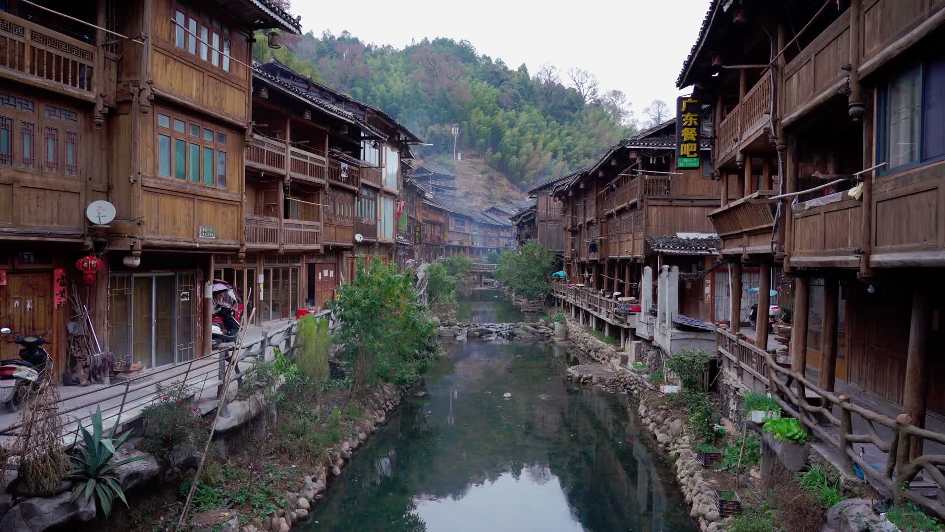 山谷中的侗寨视频的预览图