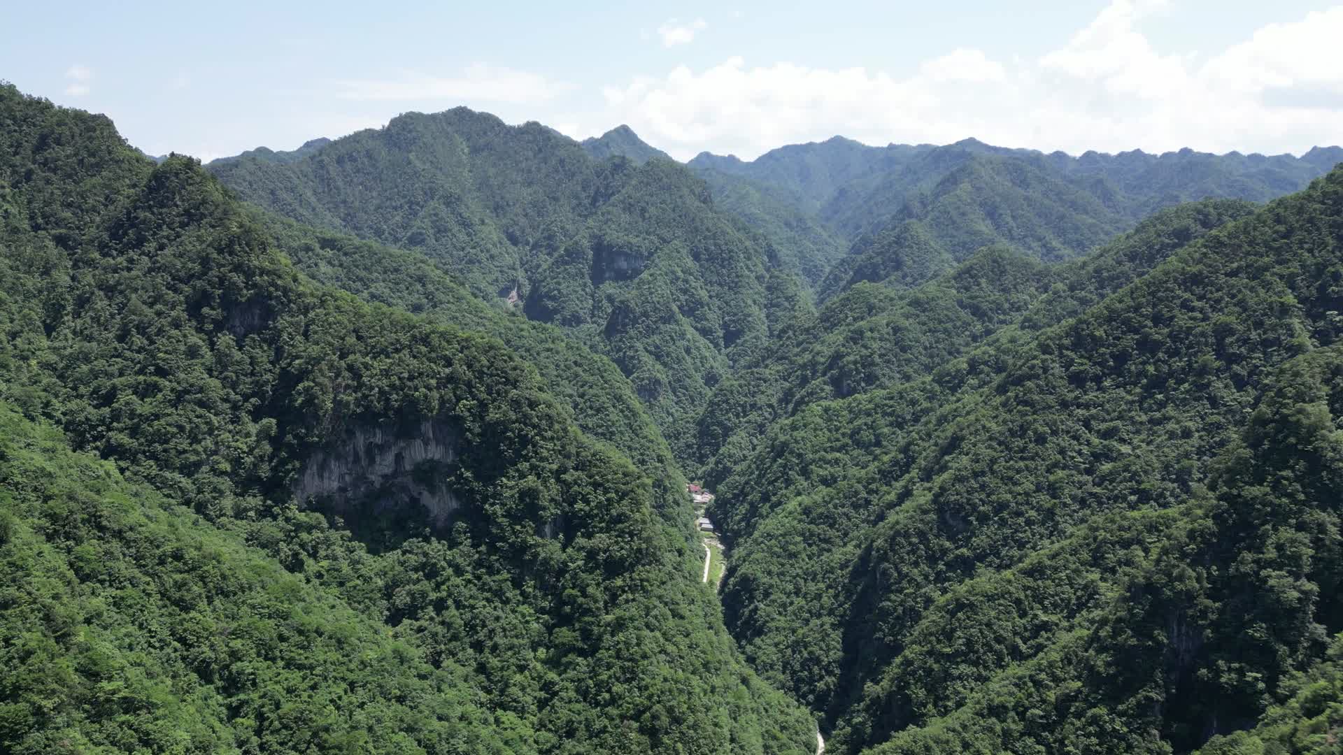 航拍高山峡谷自然风光视频的预览图