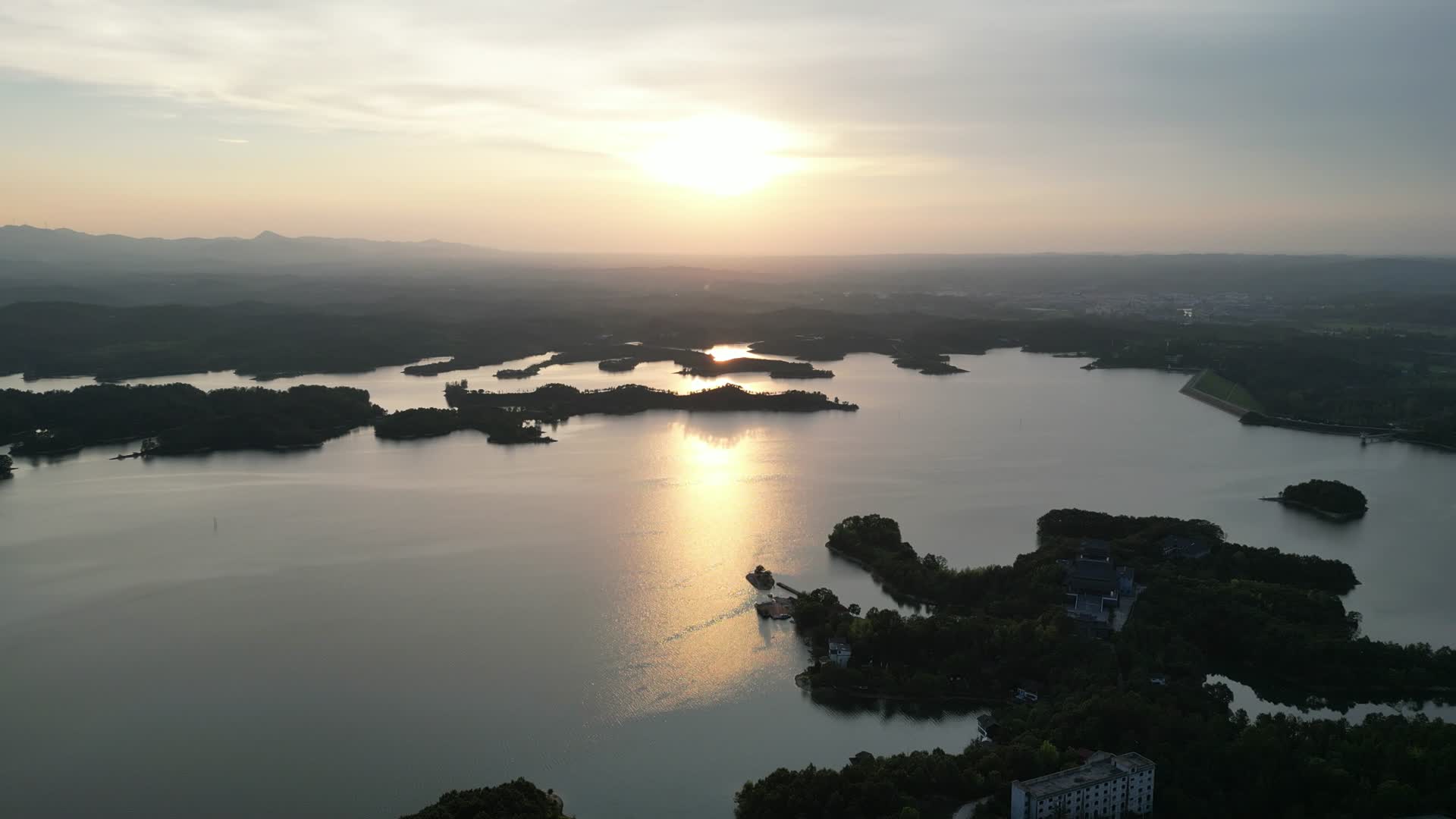航拍湖北随着琵琶湖风景区视频的预览图